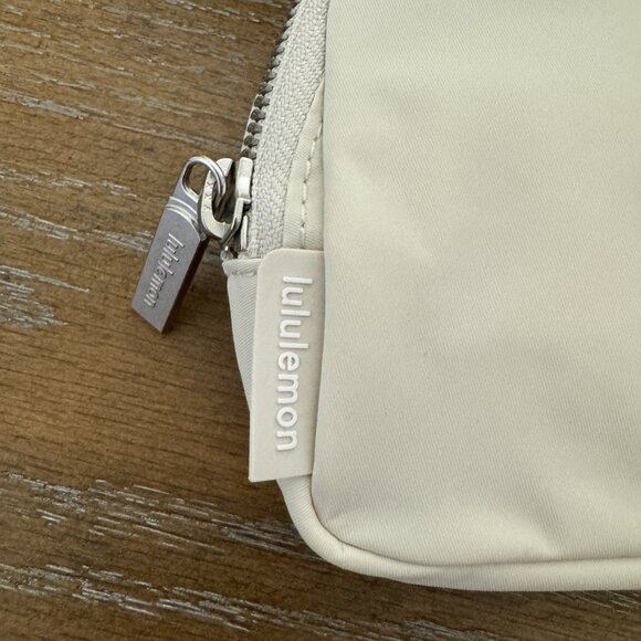 Lululemon Everywhere Crossbody Belt Bag White Opal Raw Linen WHTO/RWLI/WHT 50223 - Picture 3 of 6